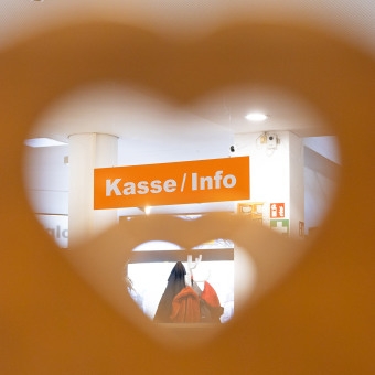 Ein Herzrahmen zeigt das Schild
